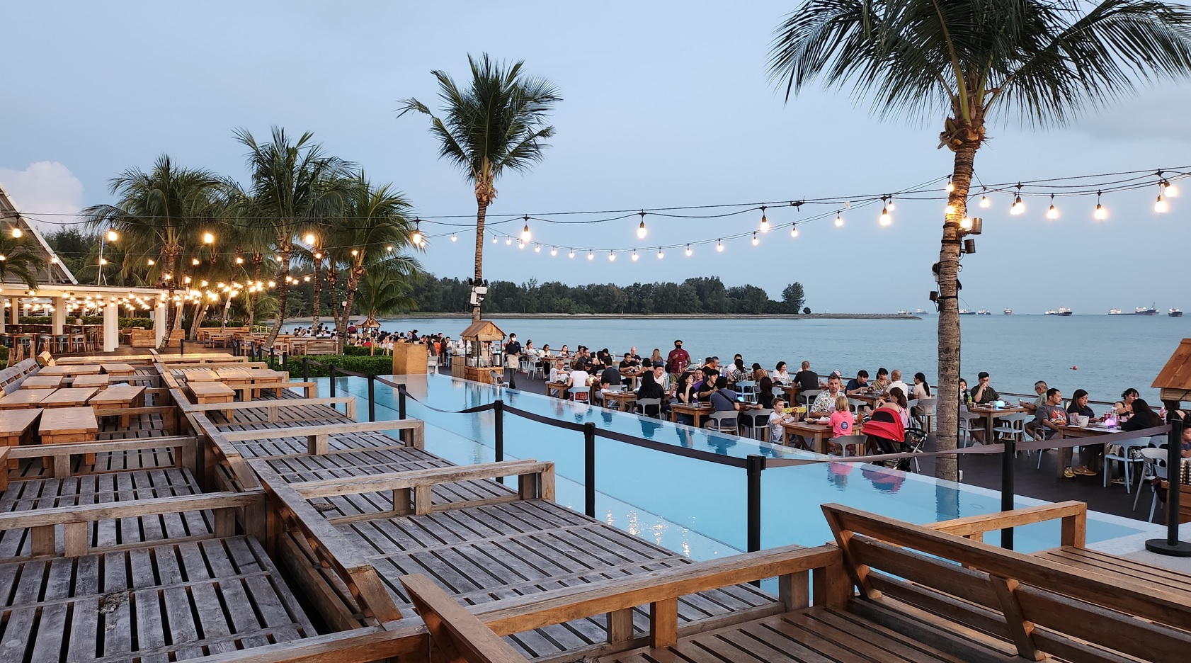 Stella Seaside Lounge