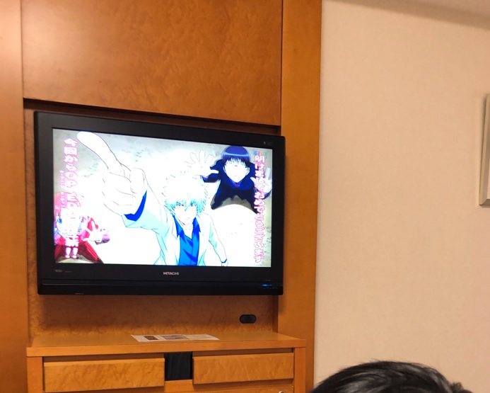 kid watching gintama in tokyo hotel