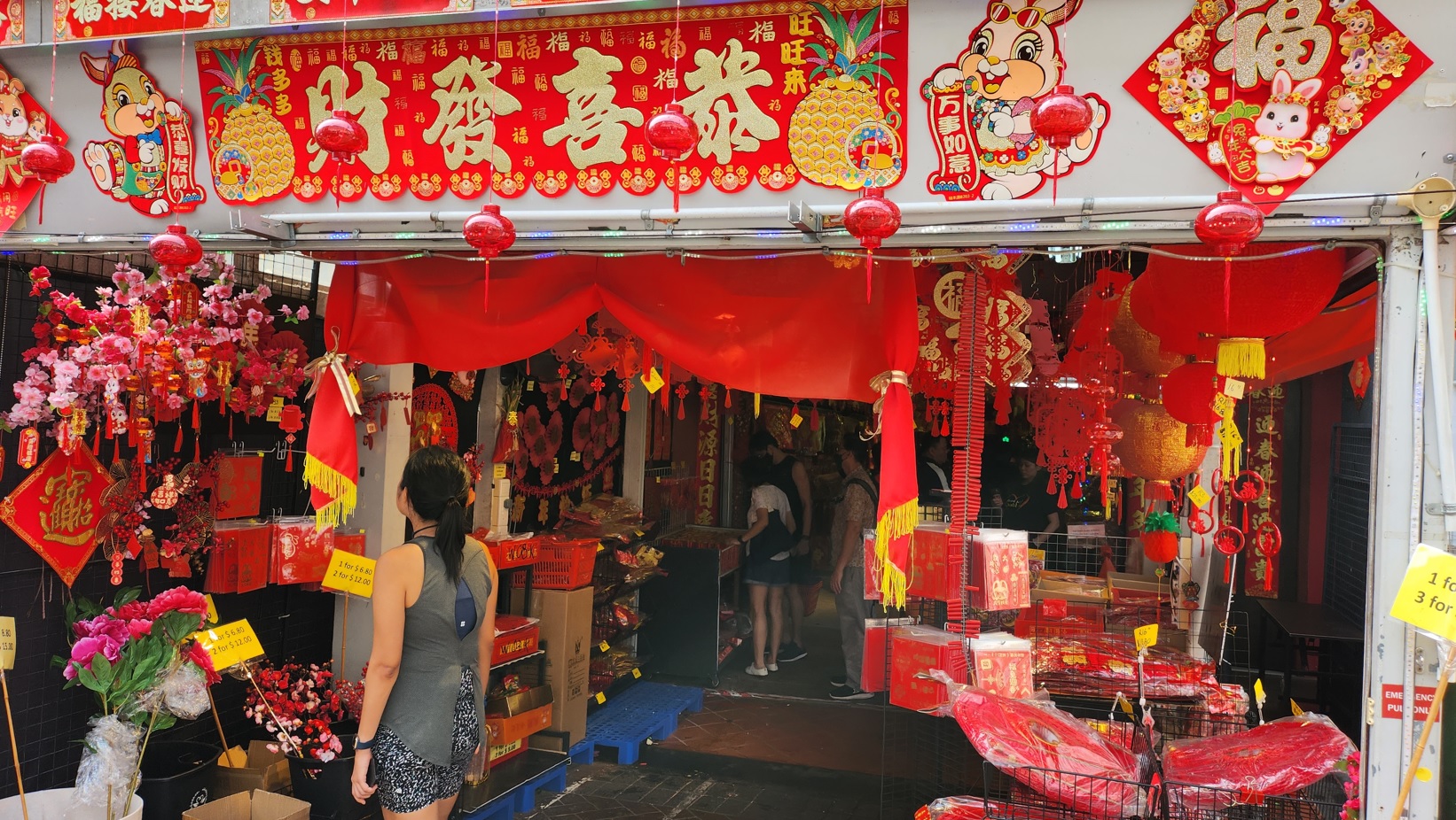 Shops of Chinatown street market